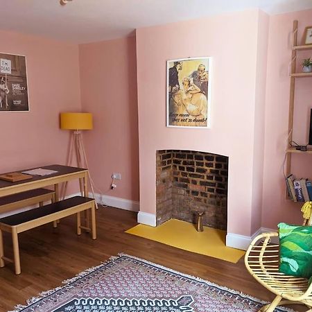Stylish And Colourful Flat Minutes From The Beach Margate Bagian luar foto
