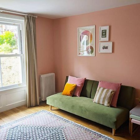 Stylish And Colourful Flat Minutes From The Beach Margate Bagian luar foto