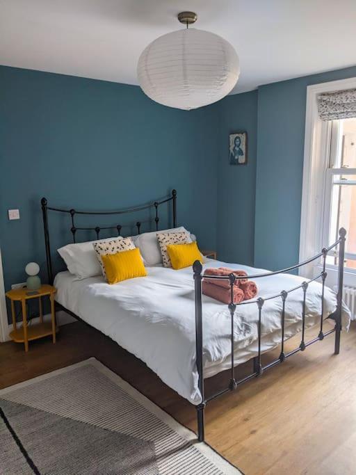 Stylish And Colourful Flat Minutes From The Beach Margate Bagian luar foto
