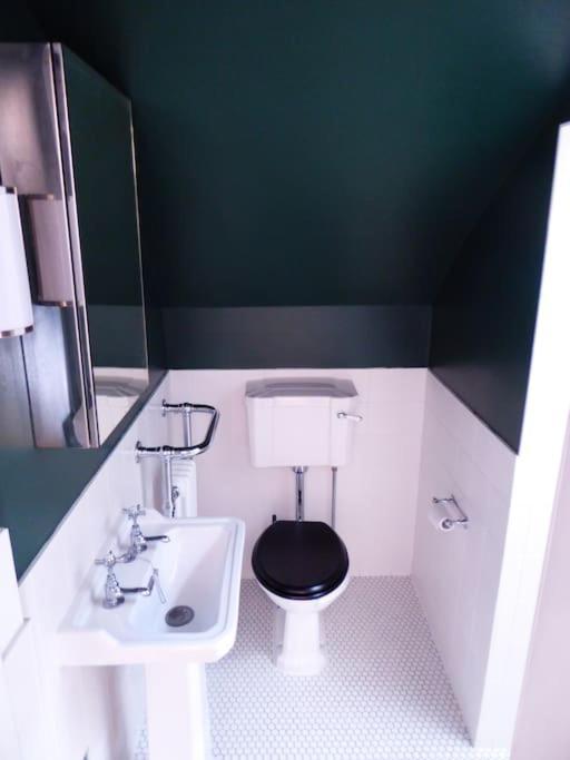 Stylish And Colourful Flat Minutes From The Beach Margate Bagian luar foto