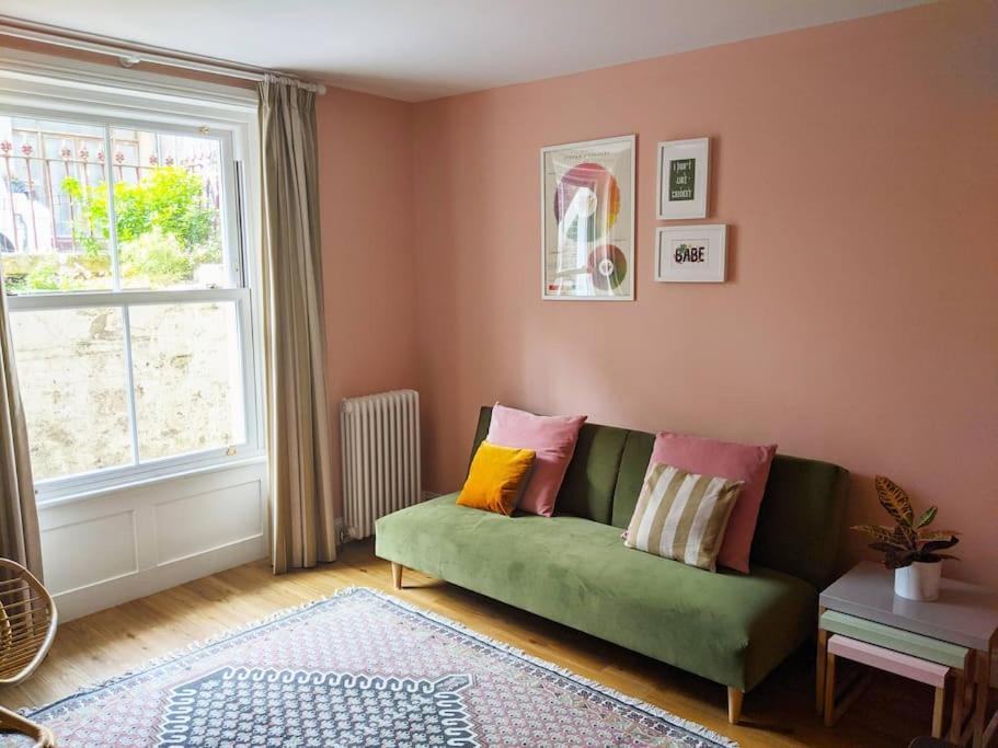 Stylish And Colourful Flat Minutes From The Beach Margate Bagian luar foto