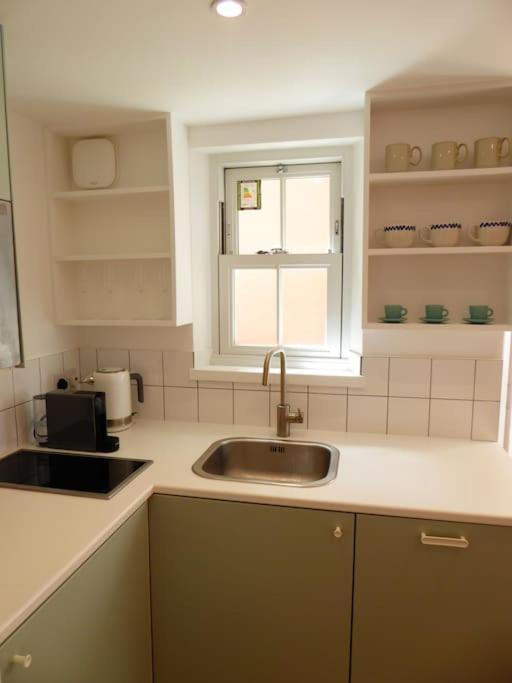 Stylish And Colourful Flat Minutes From The Beach Margate Bagian luar foto